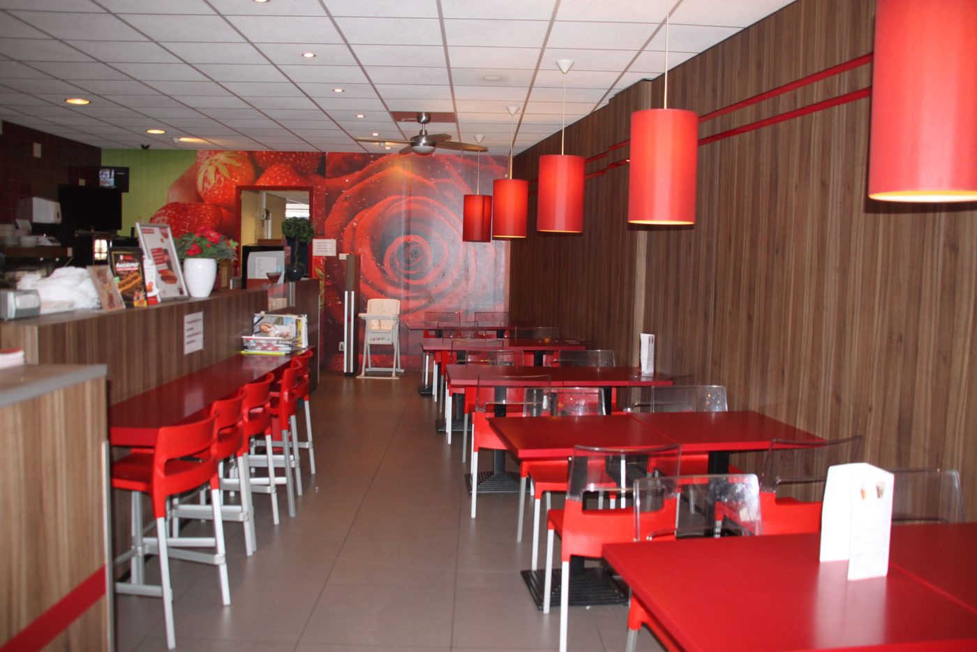 Interieur van Snackbar de Mare, richting de achterkant van de zaak
