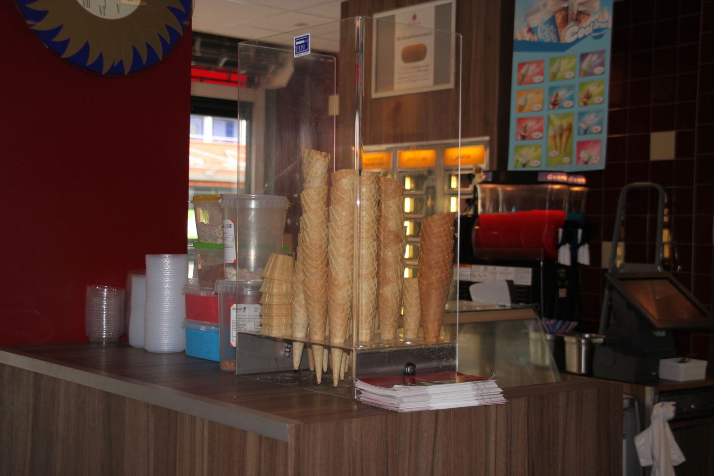 Menuborden boven de toonbank van Snackbar de Mare