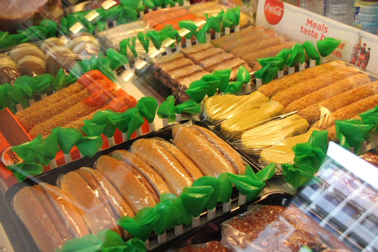 Snackbar de Mare aan de buitenkant van Winkelcentrum De Mare